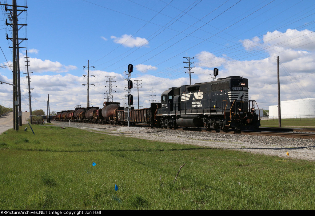 NS 5333 heads north on the IHB main with the bottle train for East Chicago
